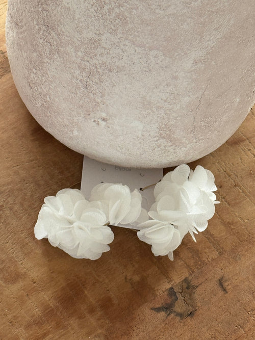 BOUCLES OREILLE FLEUR BLANCHE