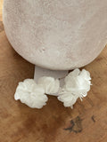 BOUCLES OREILLE FLEUR BLANCHE