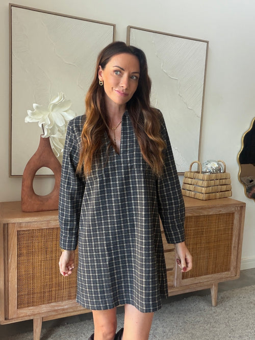 Robe courte à carreaux noire col V fluide – ALIZEE – photo 4