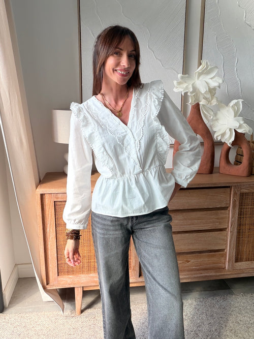 Blouse blanche brodée col V à volants manches longues – AUDE – photo 1