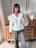Blouse blanche brodée col V à volants manches longues – AUDE – photo 1