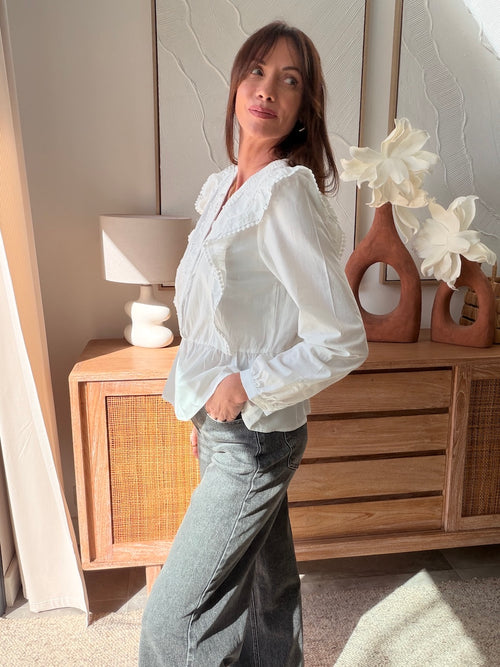 Blouse blanche brodée col V à volants manches longues – AUDE – photo 3