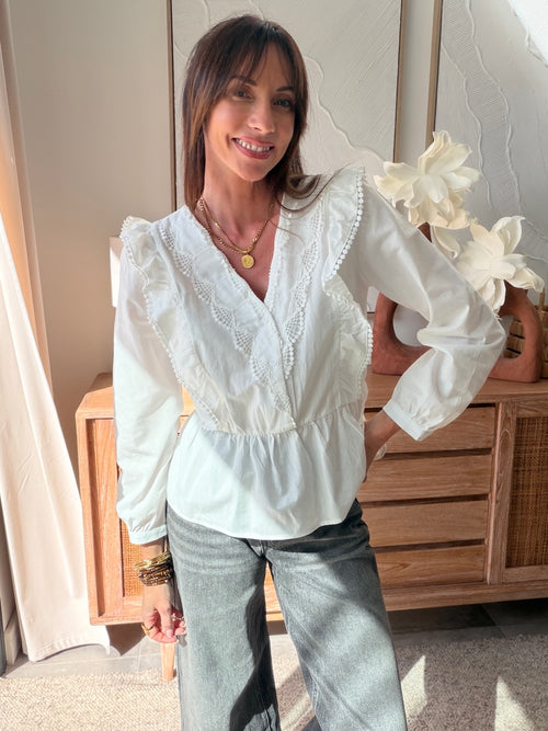 Blouse blanche brodée col V à volants manches longues – AUDE – photo 4