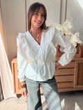 Blouse blanche brodée col V à volants manches longues – AUDE – photo 4