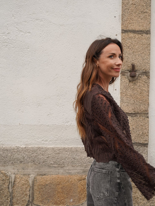 Blouse chocolat brodée de perles col rond – LOUISIE – photo 5