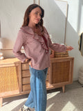 Blouse imprimée bordeaux et blanc volants col V à nouer – CLEA – photo 5