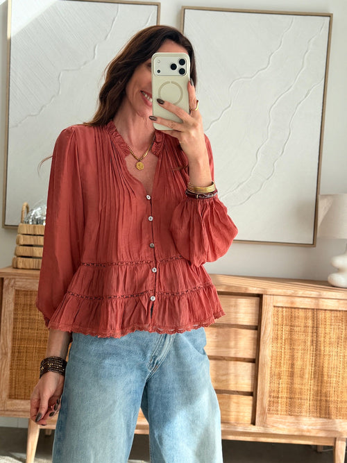 Blouse terracotta col V boutonnée plissée – VALERIE – photo 1