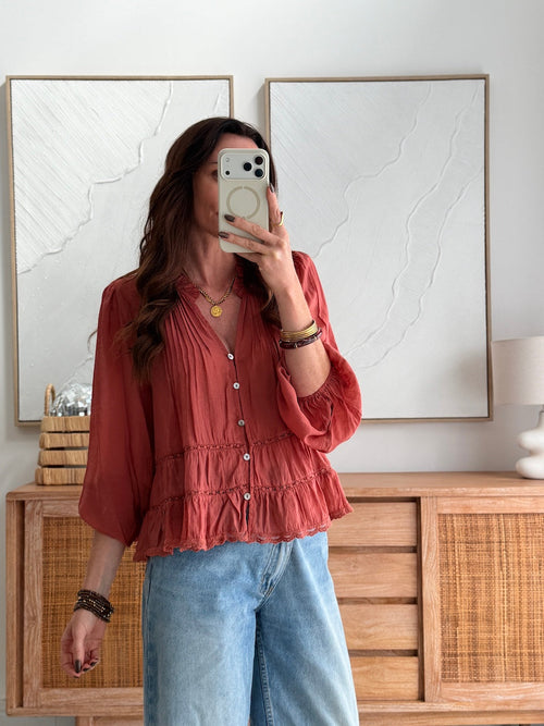 Blouse terracotta col V boutonnée plissée – VALERIE – photo 3