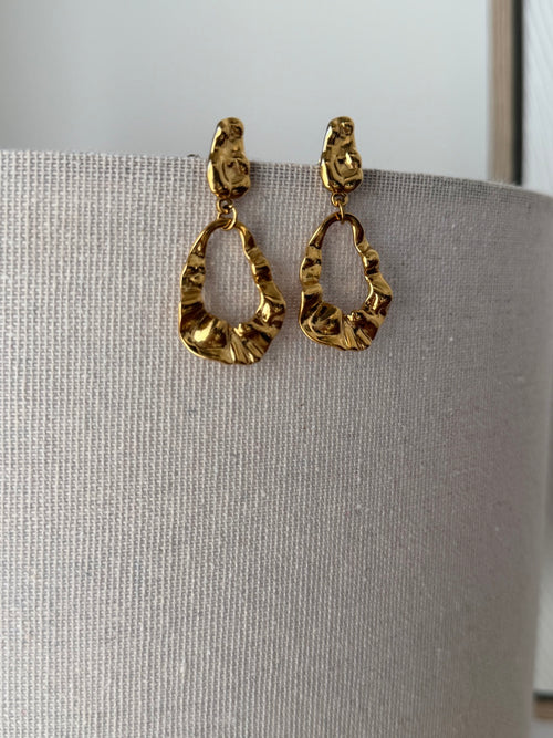 Boucles d'oreilles pendantes dorées texturées – ARCHIE – photo 2