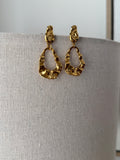 Boucles d'oreilles pendantes dorées texturées – ARCHIE – photo 2