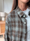 Chemise à carreaux marron et gris strass – KELINE – détail des strass, du col chemise et des boutons, photo 2