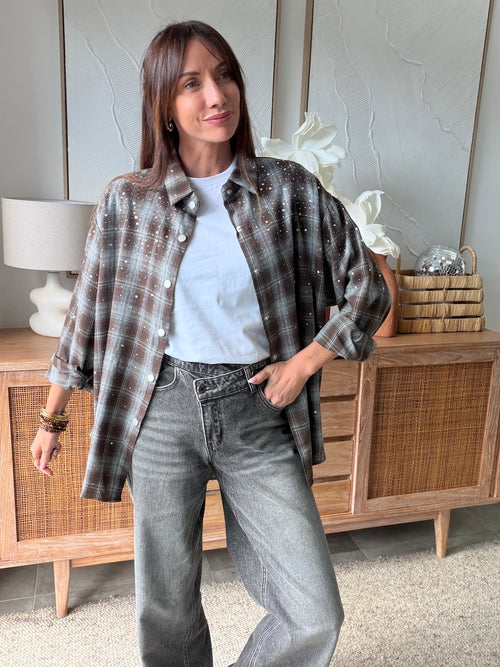 Chemise à carreaux marron et gris strass – KELINE – portée ouverte avec un jean gris, photo 5
