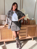 Chemise à carreaux marron et gris strass – KELINE – portée avec des bottes hautes marron, photo 6
