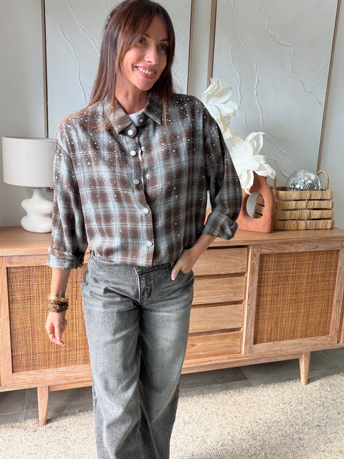 Chemise à carreaux marron et gris strass – KELINE – portée boutonnée avec un jean gris, photo 7