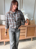 Chemise à carreaux marron et gris strass – KELINE – portée boutonnée avec un jean gris, photo 7