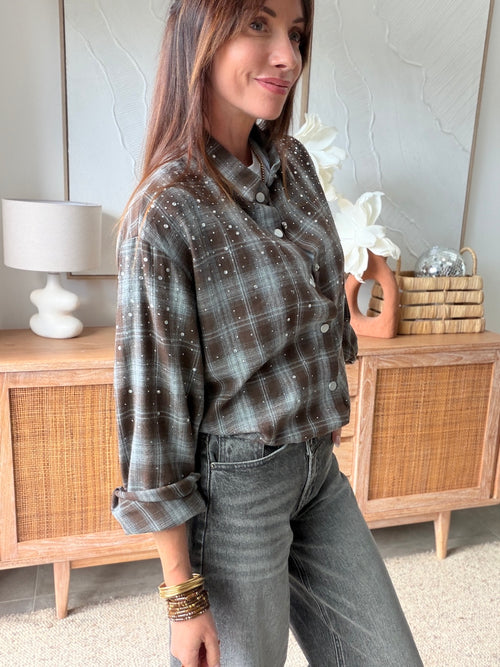 Chemise à carreaux marron et gris strass – KELINE – vue de trois quarts, portée boutonnée avec un jean gris, photo 8