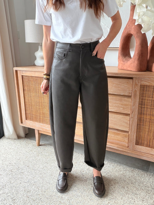 Pantalon ballon effet simili cuir chocolat – AYLA – photo 1