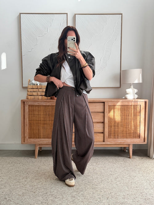 Pantalon large marron à fins carreaux taille élastiquée – ROBY – photo 5