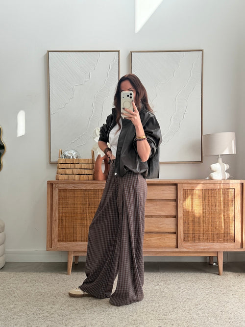 Pantalon large marron à fins carreaux taille élastiquée – ROBY – photo 6