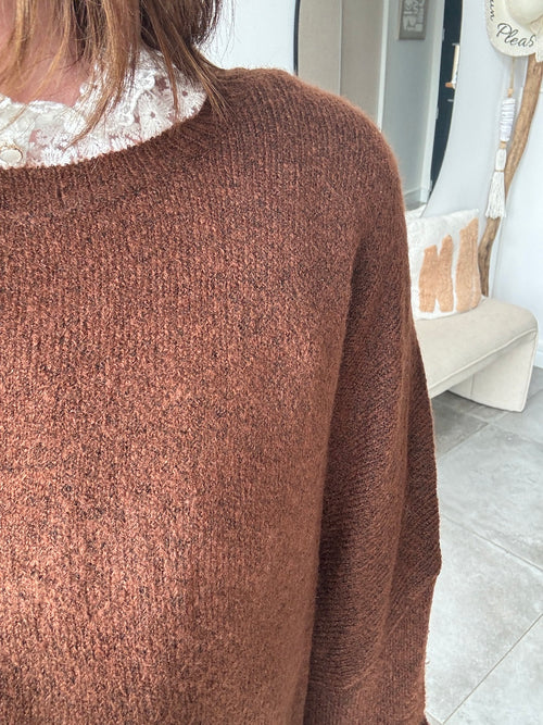 Pull femme oversize encolure bateau marron – NAHE – photo 2