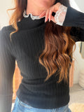 Pull fin côtelé noir col et poignets dentelle – CLEO – photo 2