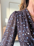 Robe courte fleurie marron décolleté croisé – SUZANNE – photo 2