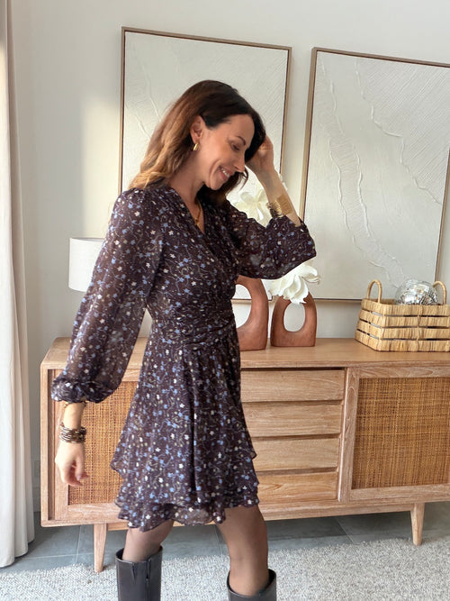 Robe courte fleurie marron décolleté croisé – SUZANNE – photo 4