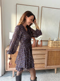 Robe courte fleurie marron décolleté croisé – SUZANNE – photo 4