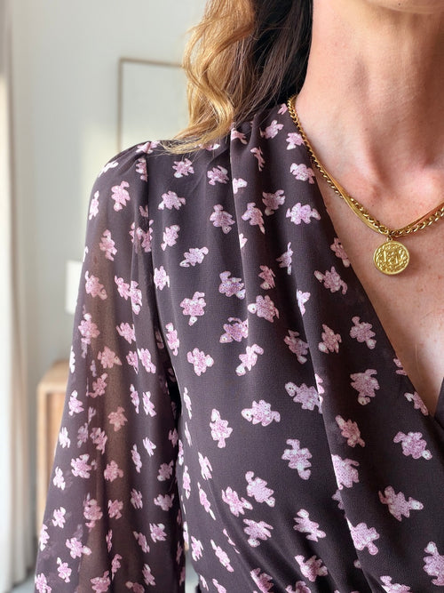 Robe courte fleurie marron et rose pâle décolleté croisé – NOELIA – photo 2
