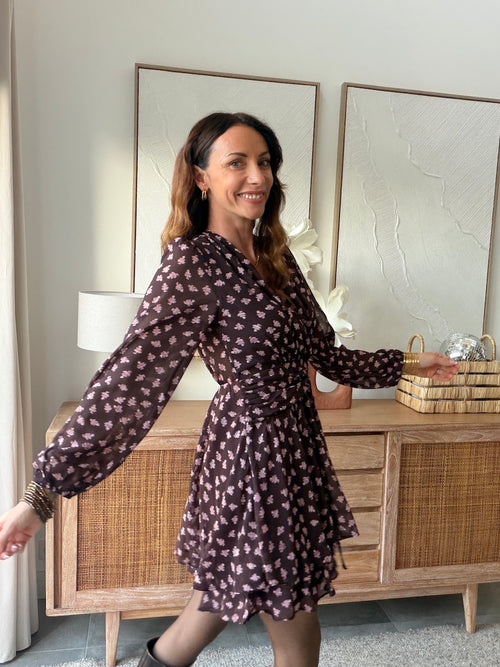 Robe courte fleurie marron et rose pâle décolleté croisé – NOELIA – photo 3