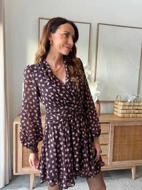Robe courte fleurie marron et rose pâle décolleté croisé – NOELIA – photo 5