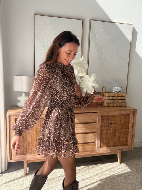 Robe courte imprimé biche marron beige dos ouvert – ANITA – photo 2