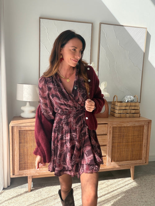 Robe courte imprimée bordeaux col V manches longues – CYNTHIA – photo 6