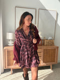 Robe courte imprimée bordeaux col V manches longues – CYNTHIA – photo 6