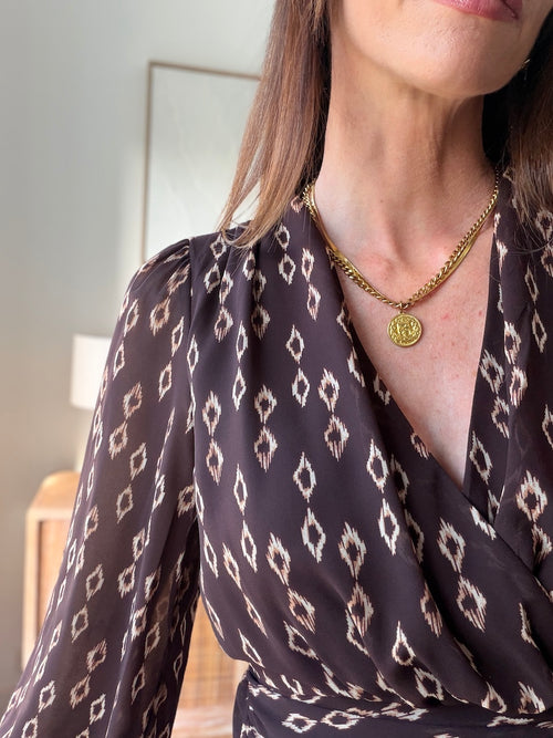Robe courte imprimée marron et beige décolleté croisé – LOUISA – photo 2