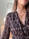 Robe courte imprimée marron et beige décolleté croisé – LOUISA – photo 2