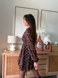 Robe courte imprimée marron et beige décolleté croisé – LOUISA – photo 3