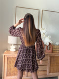 Robe courte imprimée marron et beige décolleté croisé – LOUISA – photo 4