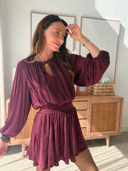 Robe courte prune col V taille marquée manches bouffantes – YANIS – photo 2