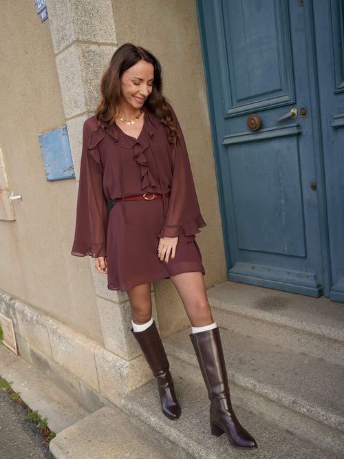 Robe courte en voile marron décolleté à volants – ALYA – photo 6