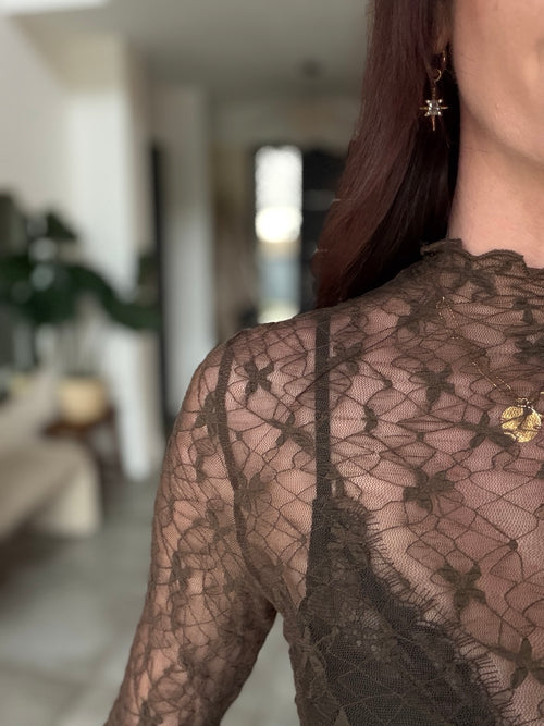 Top en dentelle transparente chocolat manches longues – DELPHINE – photo 2