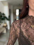 Top en dentelle transparente chocolat manches longues – DELPHINE – photo 2