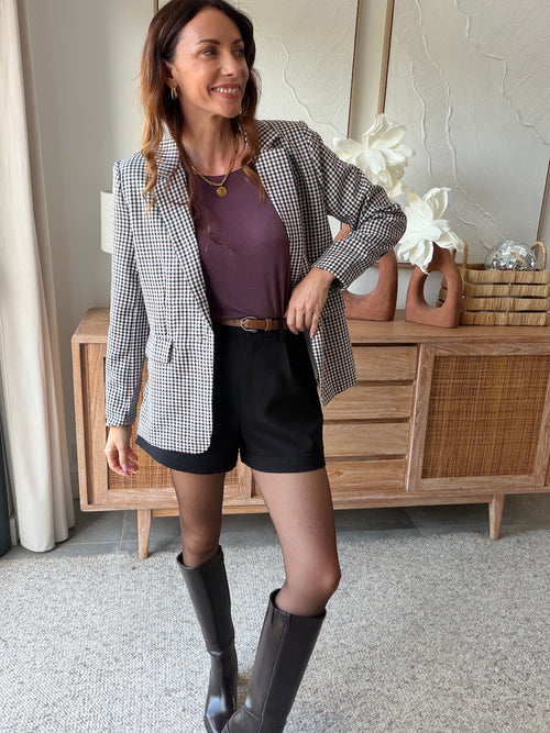 Top MAINA aubergine et short TELMA noir – photo Tamashop