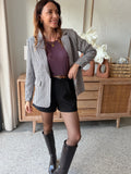 Top MAINA aubergine et short TELMA noir – photo Tamashop