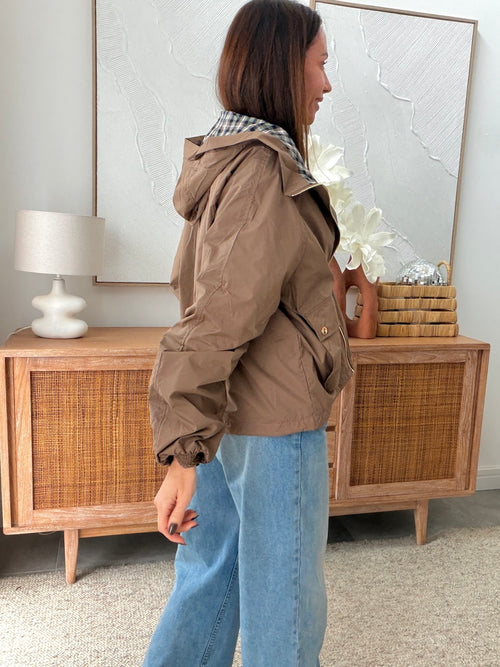 Veste courte chocolat à capuche doublure à carreaux – AMARA – photo 4